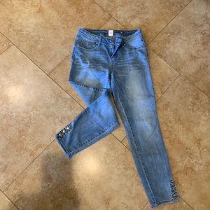 Cute ankle jeans with snaps. Size 6.